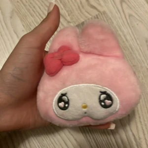 My melody nyckelring -  jättesöt mymelody nyckelring! köpt för 100kr 💕 man får plats med småsaker i som kanske en nyckel eller något smycke! köparen står för frakten