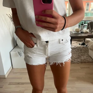 Ralph Lauren jeansshorts - Säljer dessa vita snygga jeansshorts från Ralph lauren i storlek 26. De är väldigt snygga men har tyvärr blivit för små 😝😆 säljer för 150kr