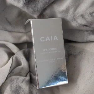 IT'S ICONIC foundation  - Jag säljer min IT'S ICONIC foundation från Caia eftersom jag råkade köpa en extra. Köpte den när det var 50% rea på hemsidan och förpackningen är obruten. Fast pris 140kr Kan mötas upp i Karlstad/Arvika.