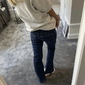 Lågmidjade jeans  - Skit snygga och coola lågmidjade jeans!!!  Passar S-M