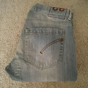 Dondup George Jeans - Hej, Säljer nu mina super snygga dondup jeans som är i modellen "george".Jeansen är i storlek 32. Jag på bilden är ungefär 180 och väger 68kg. Nypris ~ 3000kr mitt pris 1050kr. Hör av er vid frågor eller funderingar! 🤝🏻