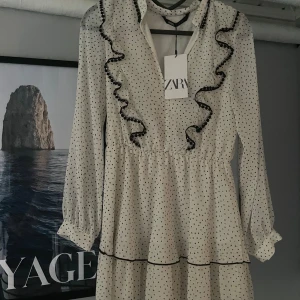 Super fin ny klänning från zara - Säljer min super fina klänning från zara. Aldrig andvänd och lapp sitter kvar (ny skick)!💕 den är i storlek S men skulle säga att den passar både xs och s💕säljer då jag aldrig fått andvändning för den🫶🏼