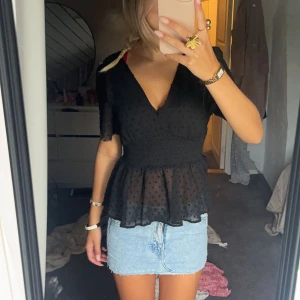 Blus  - Fin svart blus som är super snygg som ute tröja, passar till det mesta. Tröjan är ganska tunn och lite genomskinlig. Bra skick 