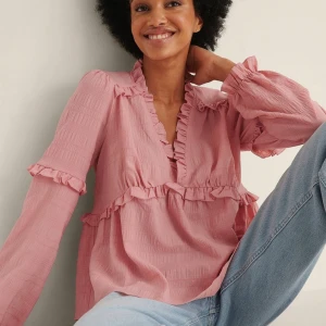 Slutsåld gullig blus från NA-KD  - Jättesöt slutsåld rosa blus från NA-KD som endast är använd fåtal gånger. 