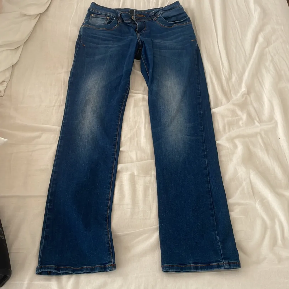 Trendiga och perfekt skick bootcut valerie LTB jeans, nästan aldrig använda! Storlek 30/32. Köptes för 1000 men säljer för 300. Jeans & Byxor.