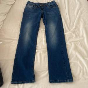 Trendiga och perfekt skick bootcut valerie LTB jeans, nästan aldrig använda! Storlek 30/32. Köptes för 1000 men säljer för 300