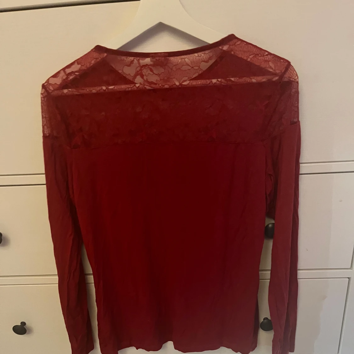 Röd långärmad tröja med spetsdetaljer - 90