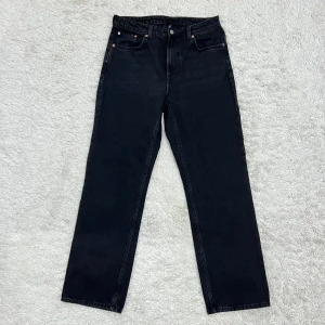 Week Day Svarta Jeans  - Week Day Svarta Jeans, i bra skick 🤍 Midjan är 85cm o innerbens är 77cm 💕