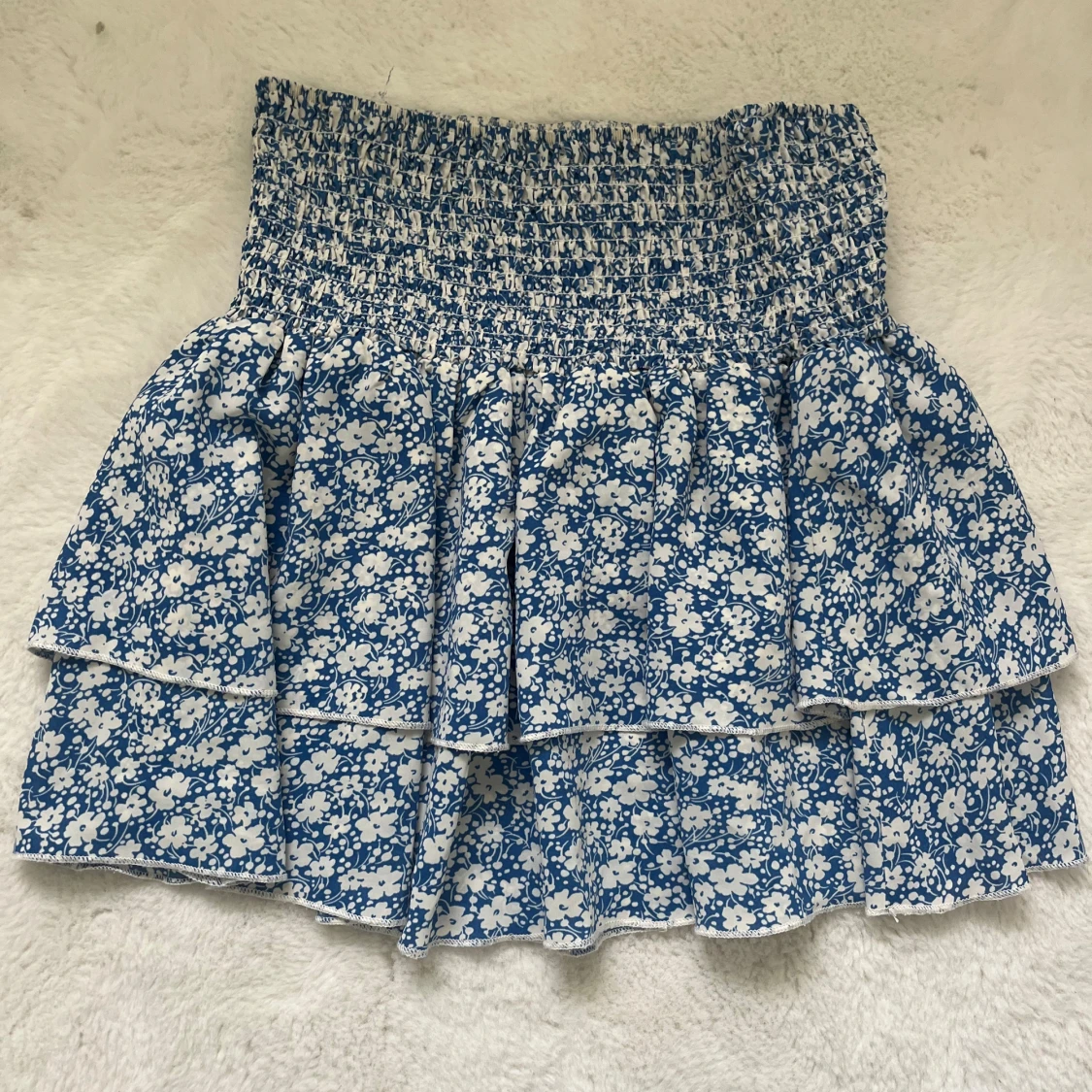 söt blå och blommig kjol