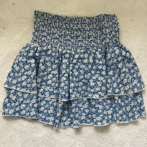 söt blå och blommig kjol - Supergullig blå kjol med blommig dekoration! Jag skulle säga att den passar från xxs-m! 💙