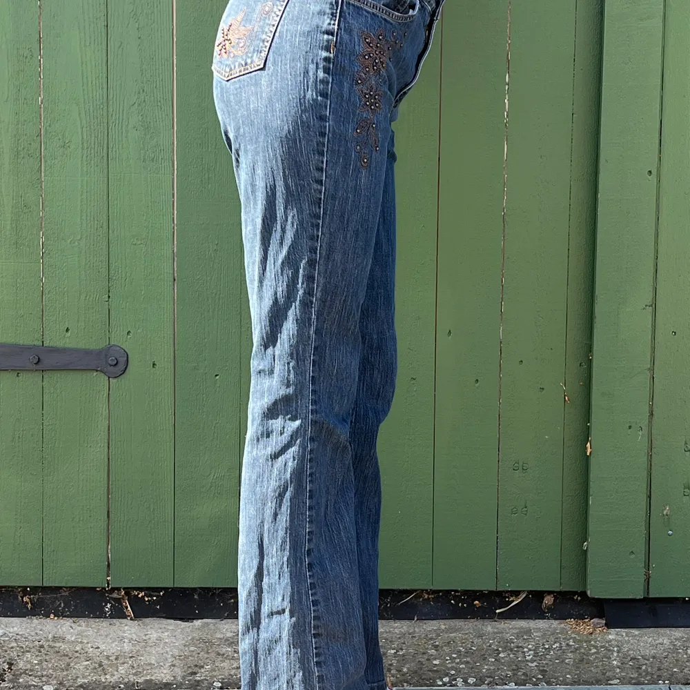 Ett par snygga jeans med vacker detalj som jag köpte på beyond retro men som jag aldrig har fått användning av. Midjemåttet är 40 cm tvärs över och innerbenslängd är 79. . Jeans & Byxor.