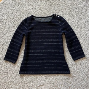 Trekvartsärmad tröja  - Superfin tröja med trekvartsärm och glittriga detaljer!