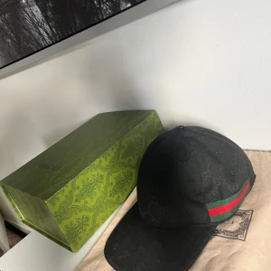 Gucci Keps  - Jätte fin skick använt ett par gånger   Möts bara i Stockholm