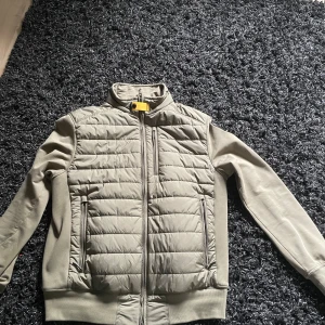 Parajumper cardigan - Hej! Säljer nu min parajumper cardigan då jag växt ut den och inte riktigt är min stil längre köpte den för 4 k på pjs hemsida den är storlek M skicket är 9-10 inte använd mycket. Har kvitto o tags kvar.möts i grästorp och kan frakta