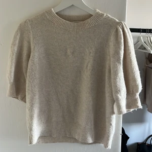 Trekvarts stickad tröja - Trekvarts stickad beige tröja från vero Moda storlek s!💓