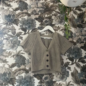 Stickad t-shirt  - Använd ungefär 2 gånger 