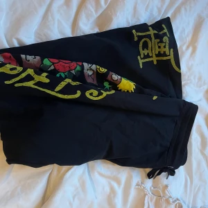 Ed hardy mjukisbyxor  - Jättebra skick bara använda en gång