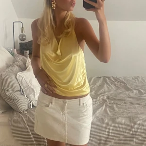 GUL SATINTOPP - Slutsåld topp från bikbok!💥  Tryck gärna ”köp nu”💖💖💖