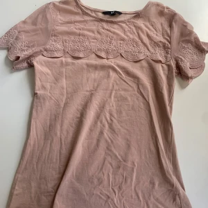 Fin rosa spets blus från h&m i storlek Xs/S.Säljer av dålig användning och fel passform 💗 - Bra skick 💞