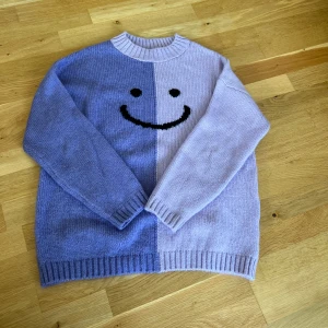 Stickad tröja Asos - Fin stickad tröja från Asos i nyskick!💖 Hör av dig vid intresse och tveka inte med att ställa frågor 🥰