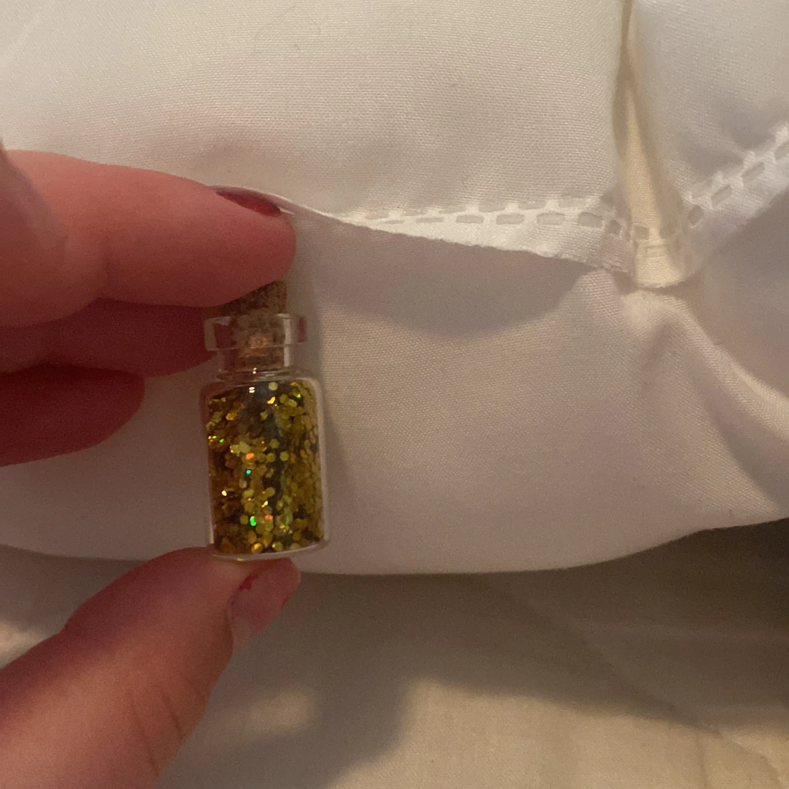 Guldglittrig ögonskugga i burk