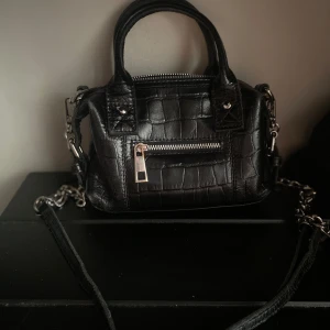 väska🖤 - skit gullig väska ifrån nunoo!!! nypris 899💞