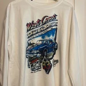 Sweatshirt  - Jag säljer denna snygga tröja Storleken på denna tröja är XS men är stor i storleken den sitter som en M men perfekt för den som vill ha en oversize tröja💙