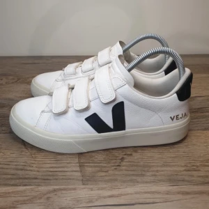 Veja skor - Säljer dessa då dom är för små för mig, storlek 39, super fina❤️ dom är i mycket bra skick 