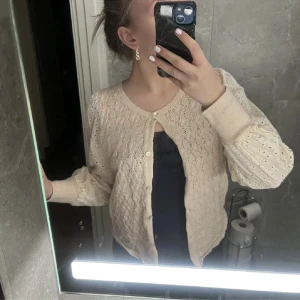 Kofta - Beige kofta, inga synliga defekter💕 lite puffiga armar