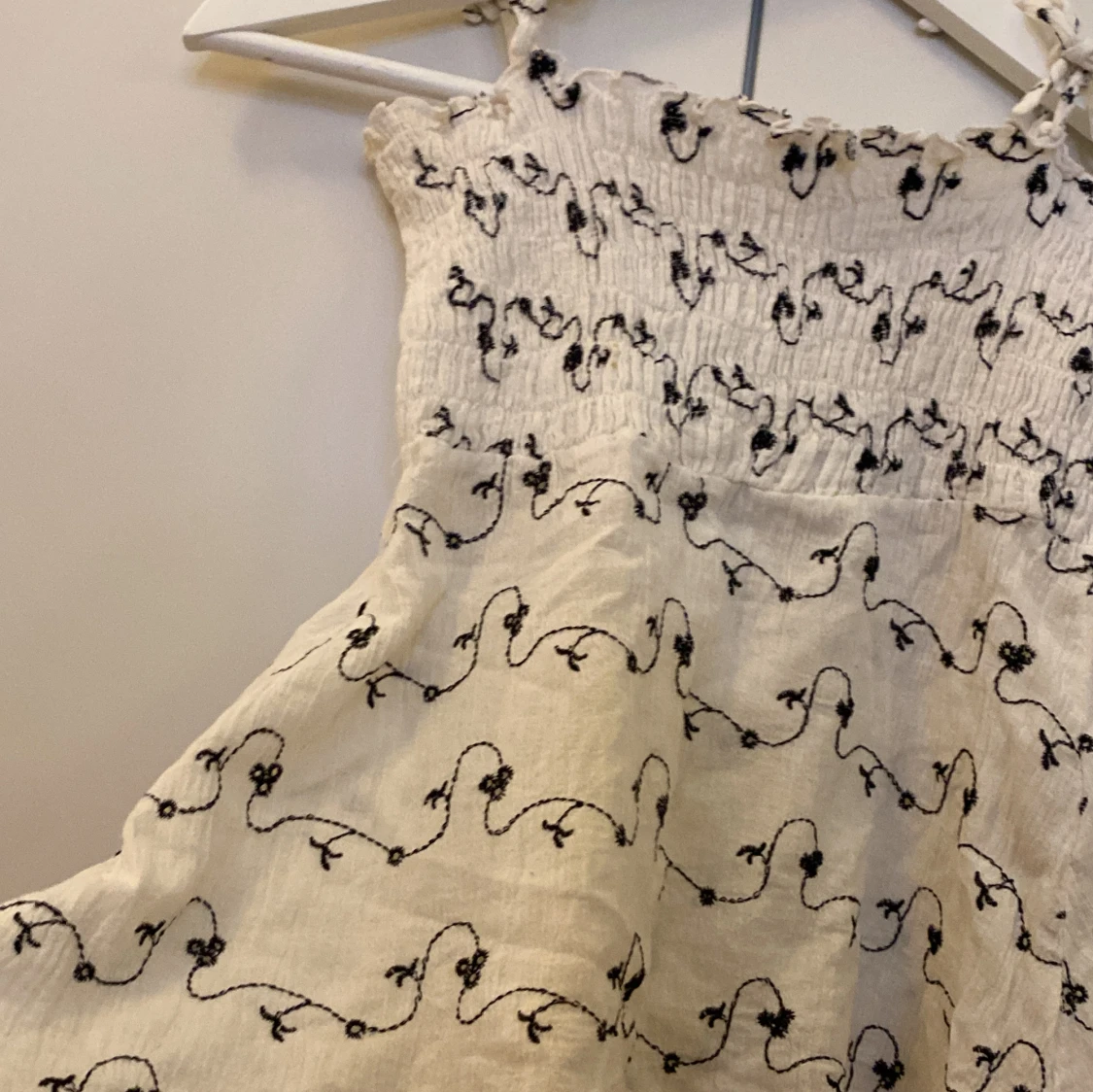 Somrig utsvängd smutsigtvit linne  - 90