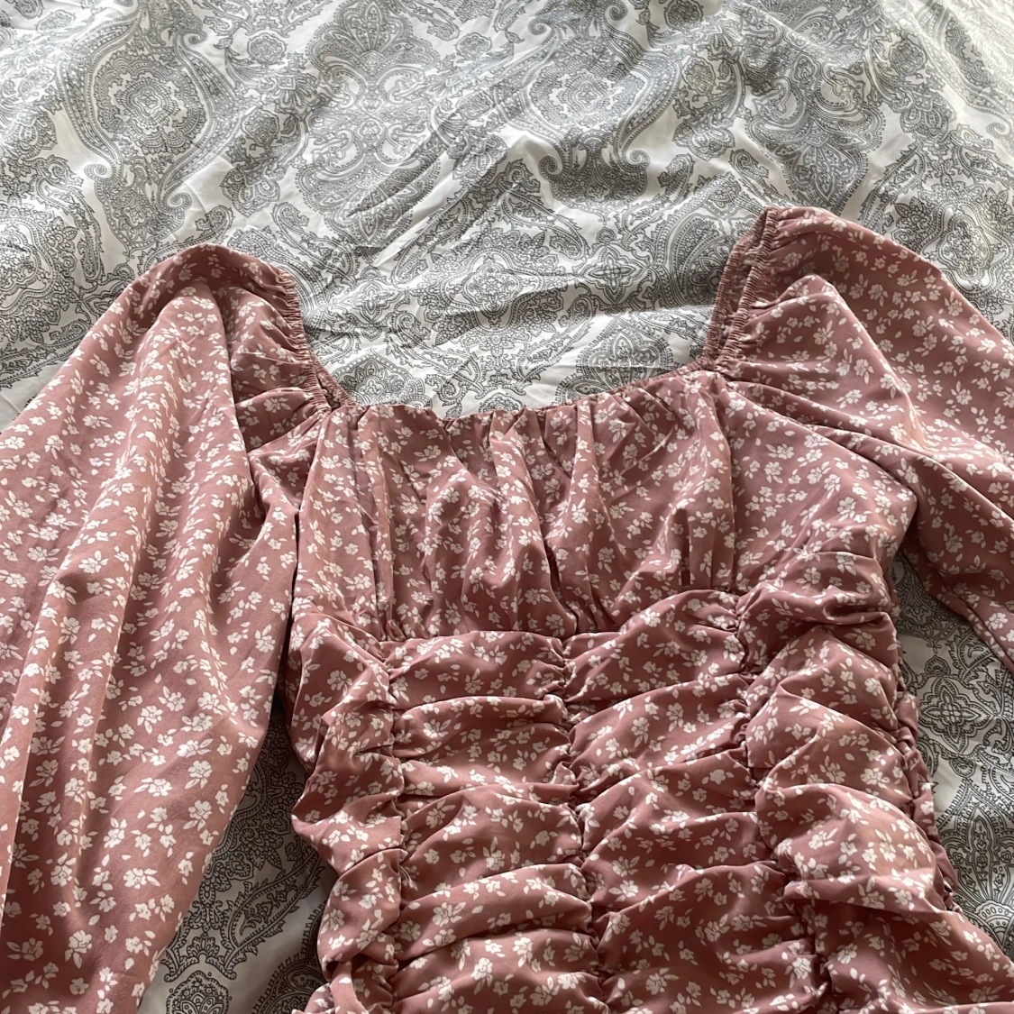 Rrosa blommig klänning