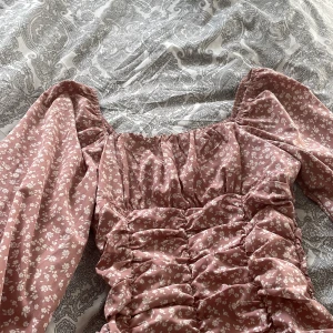 Rrosa blommig klänning  - Rosa 