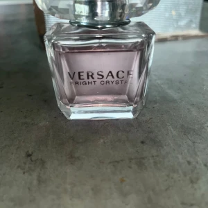 Parfym  - Parfym från Versace Bright Crystal i 30ml. Har använt den ett få tal gånger 