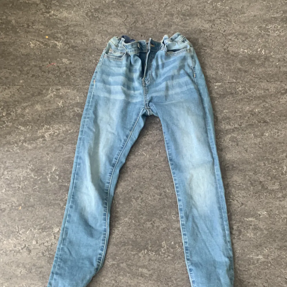 Det är jeans som är nästan som skinny jeans. Jeans & Byxor.