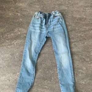 Blåa jeans - Det är jeans som är nästan som skinny jeans