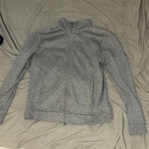 Grå tröja från Hugo Boss  - Grå tröja från Hugo Boss, bra skick