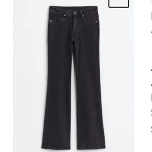 Svarta flared jeans - Storlek 36 säljer för de ej kommer till användning, använt ca 2 gånger. Från H&M. Skriv om du vill ha mer bilder eller några frågor🙃