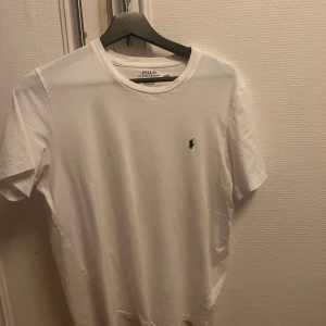 Ralph lauren t-shirt - Vit Ralph lauren t shirt. Köpt i våras och har inga defekter, hör av er vid funderingar!