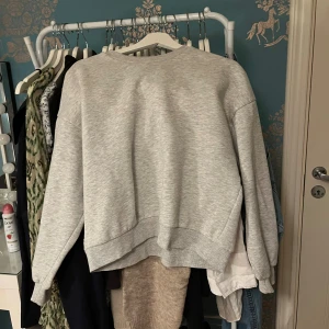 Mysig sweatshirt  - Sparsamt använd, inga effekter🩷 står att det är M men skulle säga att det är S.