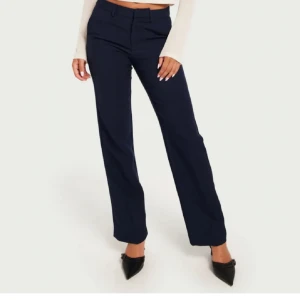 Kostymbyxor  - Säljer dessa marinblåa low waist kostymbyxor från nelly i storlek 34 då dom inte kommer till användning. Använda 1 gång, som nya💕 