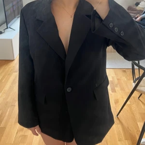 blazer - oversized blazer från bikbok med små inbyggda axelvaddar, fint skick