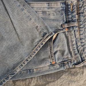 Blå jeans från Weekday - Ett par blå jeans från Weekday med en hög midja och en bred passform. köpta förra året