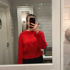 Långärmad blus - Långärmad röd blus, normal i storleken. Knappt använd då det inte är min stil.