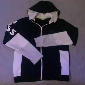 Hugo boss hoodie  - 8/10 skick, säljer pga andvänder den inte.