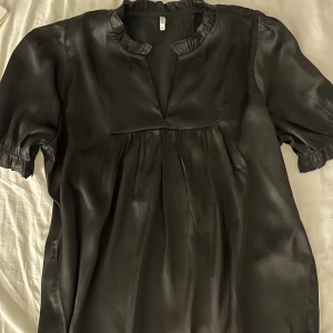 JDY topp - Svart topp från JDY i jätte bra skick, jätte skönt material och passar till mycket. Nästan aldrig använd😇 skriv gärna för fler bilder💕