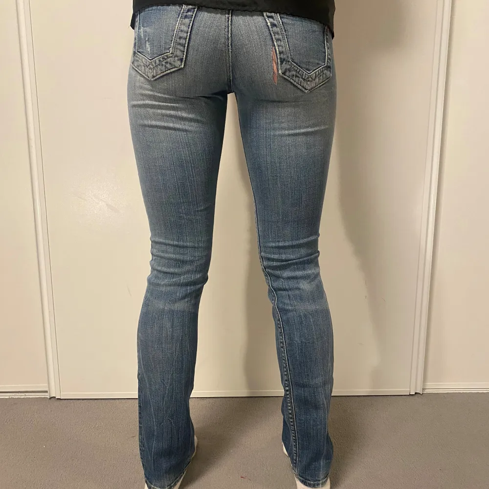 Hej! Vi säljer nu dessa Replay dam jeans. Jeansen är i toppskick 10/10. Modellen är 174 och väger 64kg. Hör av dig vid frågor!. Jeans & Byxor.