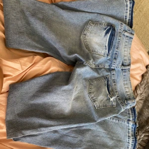 Jeans  - Skit snygga jeans som jag sprättat upp vid bena så de är längre. Lappen inuti är borta men skulle gissa storlek på ca s/xs.