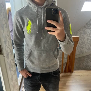 Ralph Lauren Hoodie - Säljer min gråa Ralph Lauren hoodie i storlek XS pga växt ur den. Hoodien är i mycket bra skick och har inga defekter. Hör av dig vid minsta lilla fundering👍