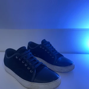 Lanvins  - Go mörkblåa lanvins säljer dom för ja inte va ett fan av såna skor och vill köpa nya !  kan diskutera priset 