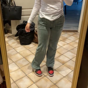 Juicy byxor - Säljer nu mina fina juicy byxor som tyvärr inte kommer till användning längre. De har använts mycket men inga skador syns på byxorna. Har även följt tvättråden som man fick🥰 Byxorna är köpta för 1000kr från raglady 💕 Priset är inte hugget i sten!!